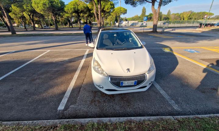 Peugeot 208 1.2 vti 82cv
