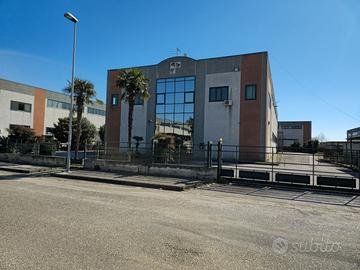 Capannone su due livelli in condominio chiuso