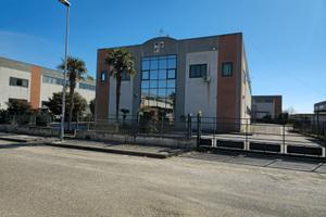 Capannone su due livelli in condominio chiuso