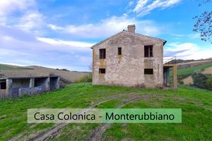 RUSTICO IMMERSO NEL VERDE con TERRENO