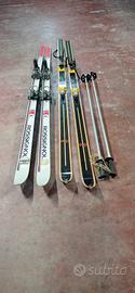 coppie di sci più bastoncini 