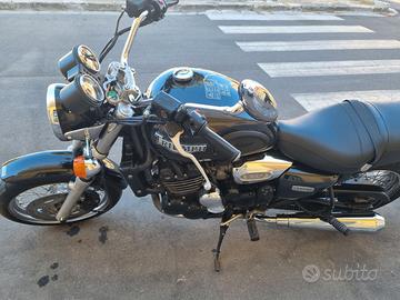 Moto Triumph Legend Tt