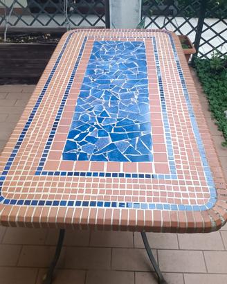 Tavolo da giardino mosaicato