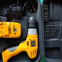 Avvitatore con batteria e caricabatterie 