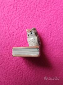 Nottola di Minerva su libro in ceramica. 
