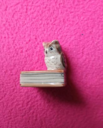 Nottola di Minerva su libro in ceramica. 