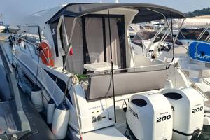 Barca a motore BENETEAU ANTARES 9 OB anno 2025