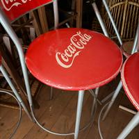 Tavoli e sgabelli coca-cola