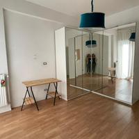 Armadio angolare con specchi