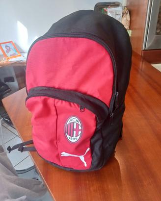 Zaino marca Puma con logo del Milan