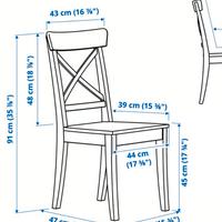 Tavolo tondo con sedie.