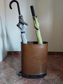 Portaombrelli da antica pompa per verderame