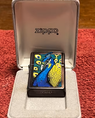 Zippo vintage 2001 “pavone” in cofanetto originale