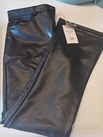 Pantaloni lunghi neri svasati