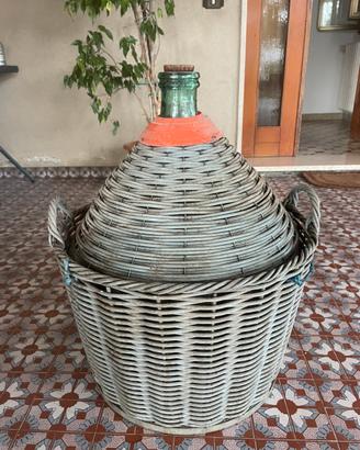 Damigiane di diversa capienza e materiali
