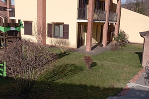 Vendiamo bifamiliare con ampio giardino