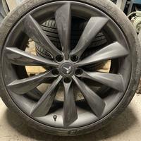 Gomme e cerchi tesla da 21
