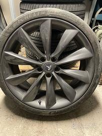 Gomme e cerchi tesla da 21