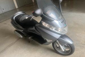 Piaggio x 8 250
