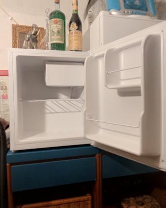 piccolo.  frigo.  bianco. 