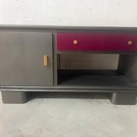 Mobile basso ristrutturato grigio e magenta