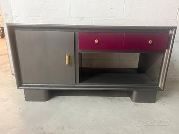 Mobile basso ristrutturato grigio e magenta