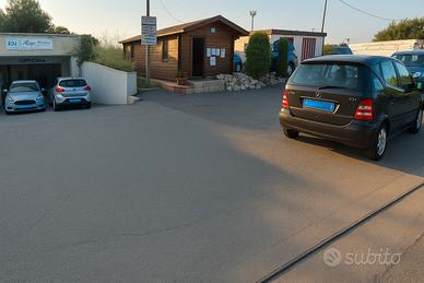 Locale commerciale con ampio scoperto