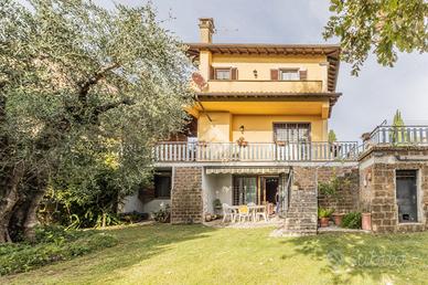 PORZIONE DI BIFAMILIARE A SUTRI