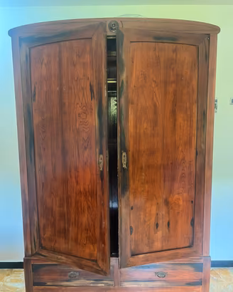 Armadio antico in legno massello
