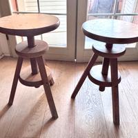 Due sgabelli regolabili