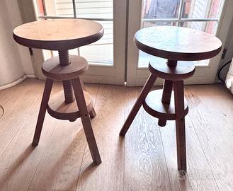 Due sgabelli regolabili