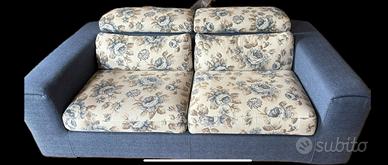 Divano di marca con poggiatesta ribaltabili