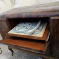 Radio a mobile con giradischi vintage