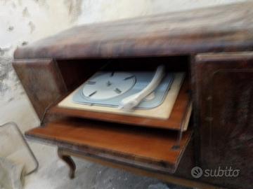 Radio a mobile con giradischi vintage