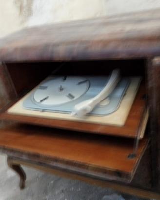 Radio a mobile con giradischi vintage