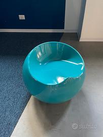 2 pouf di design moderne in colori assortiti