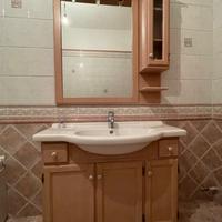 Lavabo nuovo con mobile in legno