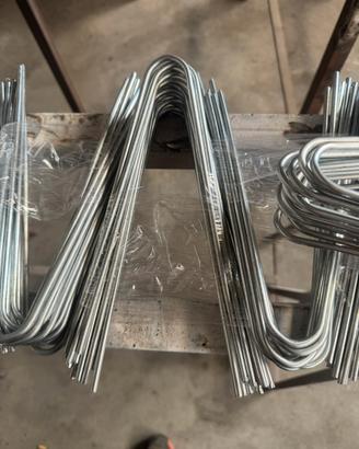 Forcella per bloccaggio tubi di irrigazione