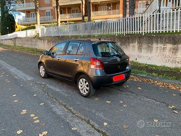 TOYOTA YARIS 1.0 2011 Benzina