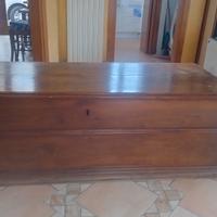 Cassapanca in noce del '600 