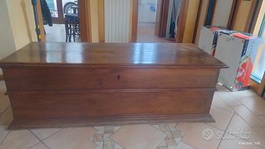 Cassapanca in noce del '600 