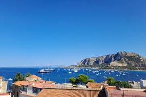 Mondello a pochi passi dal mare