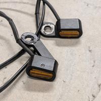 freccie anteriori LED + compensatore di tensione