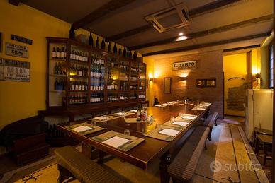 LAST MINUTE -  Grande mobile in legno e vetrine