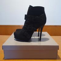 Stivaletto nero scamosciato