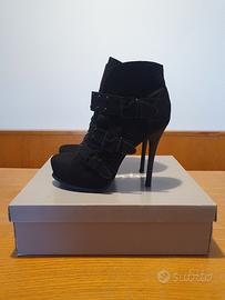 Stivaletto nero scamosciato