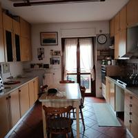 cucina con elettrodomestici