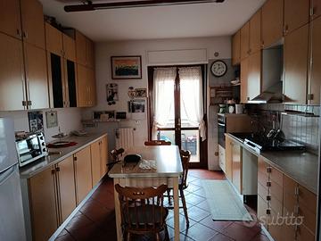 cucina con elettrodomestici