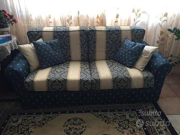Coppia di divani di cui un divano letto