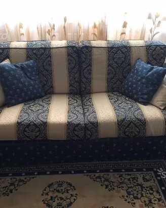 Coppia di divani di cui un divano letto